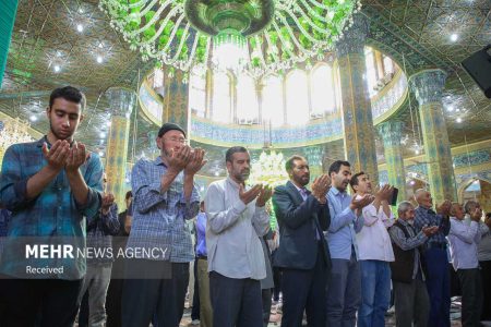 اقامه نماز عید فطر در ۱۸ بقعه متبرکه استان قم