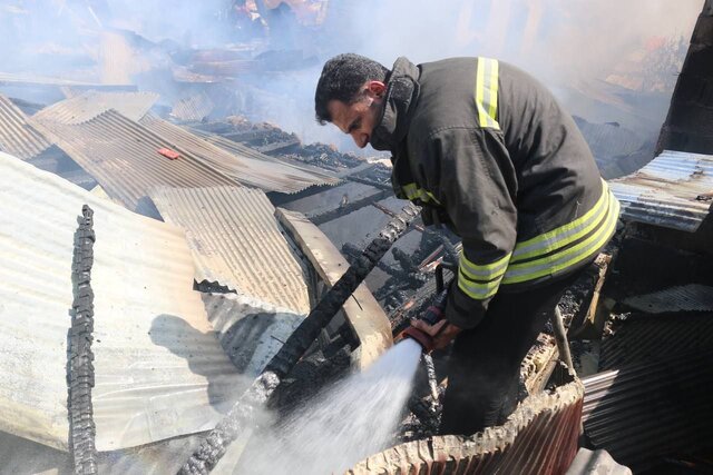 آتش سوزی مهیب در پشت بام  7 باب منزل مسکونی در رشت مهار شد