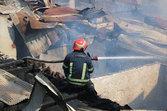 آتش سوزی مهیب در پشت بام  7 باب منزل مسکونی در رشت مهار شد