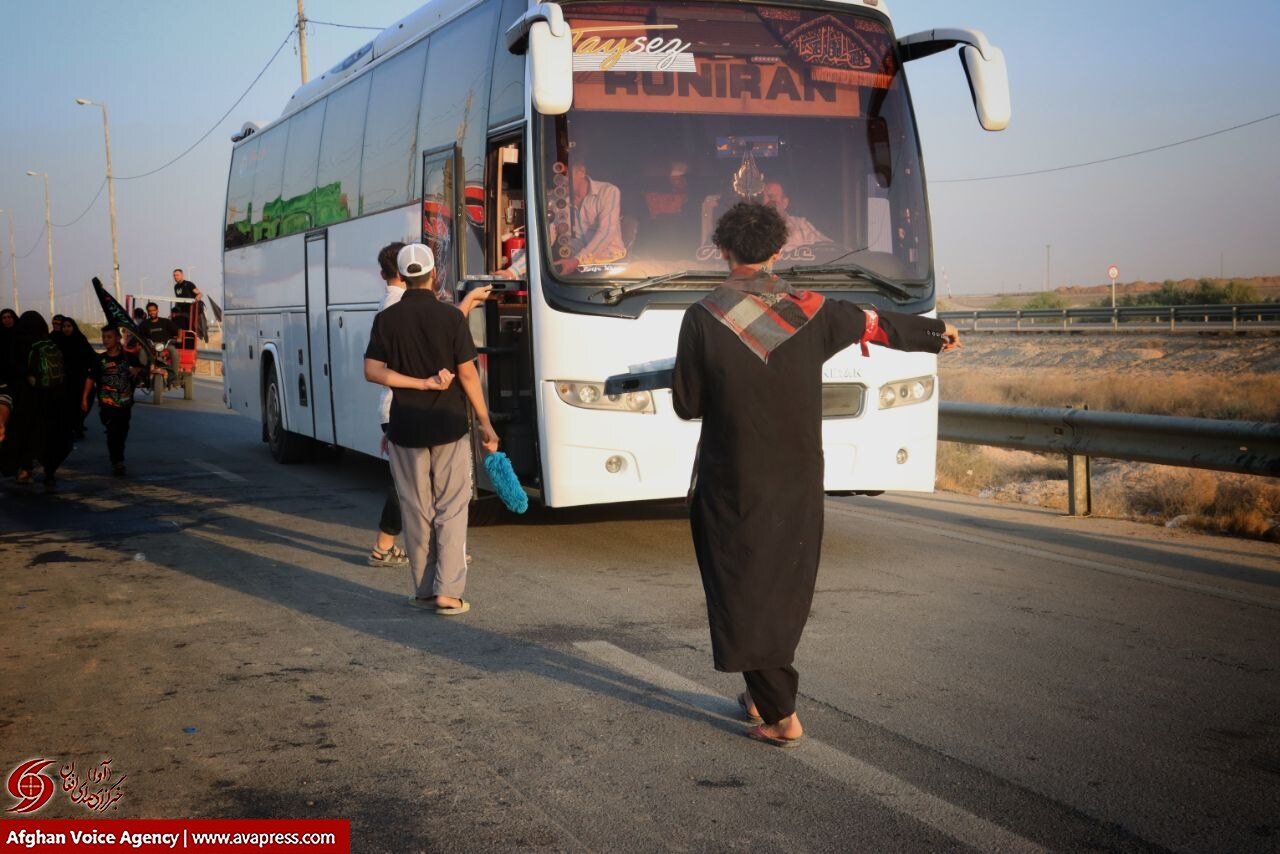 پذیرایی مهاجران افغانی از زائرین امام حسین/عکس